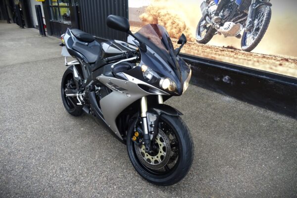 Yamaha R1 - Image 2